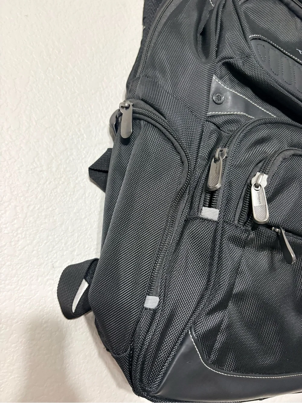 Targus Legend Black Backpack Several Pockets Padded Back Adj Straps Trolly Strap